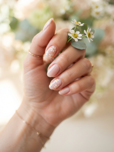 White daisy nail art